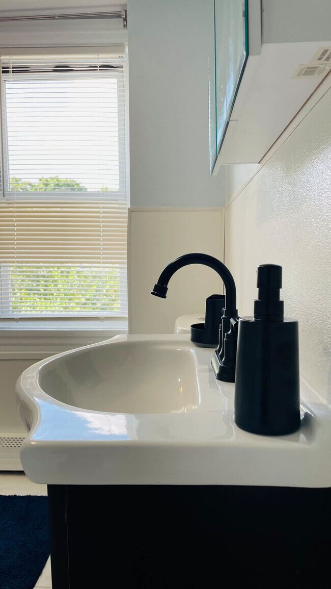 Building Photo - 25 Andem St