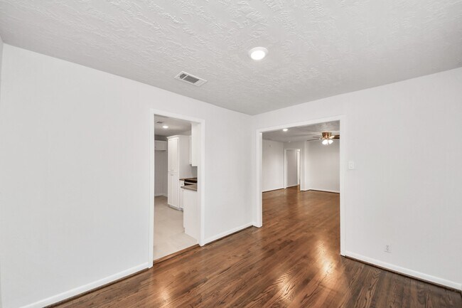 Building Photo - 5803 Darnell St