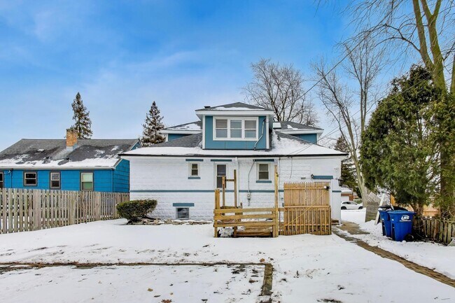 Building Photo - 1638 Oakwood Ave