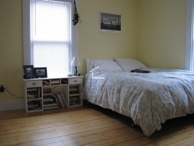 Building Photo - 9/1 No Fee! 4BR/1.5BA townhouse style unit in Brighton Ctr!