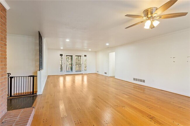 Building Photo - 3355 Pinetree Dr SE