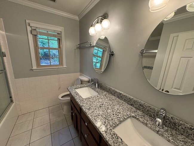 Building Photo - Fenced yard!