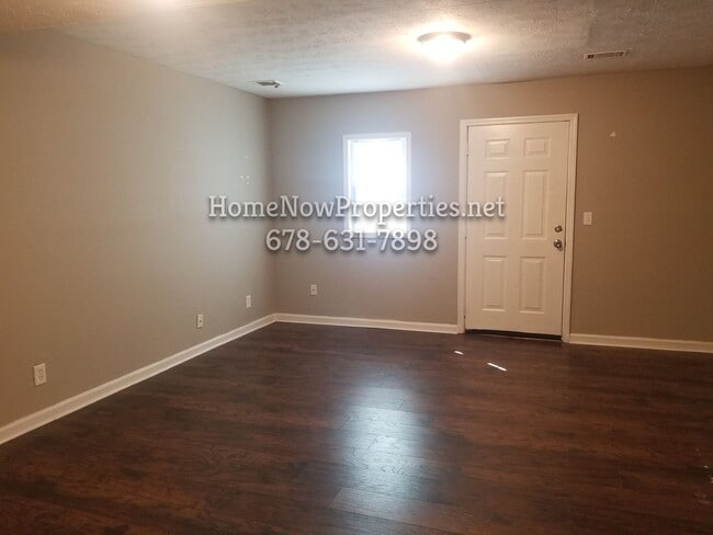 Building Photo - 2 Bed / 2.5 Bath Townhome Near Downtown La...