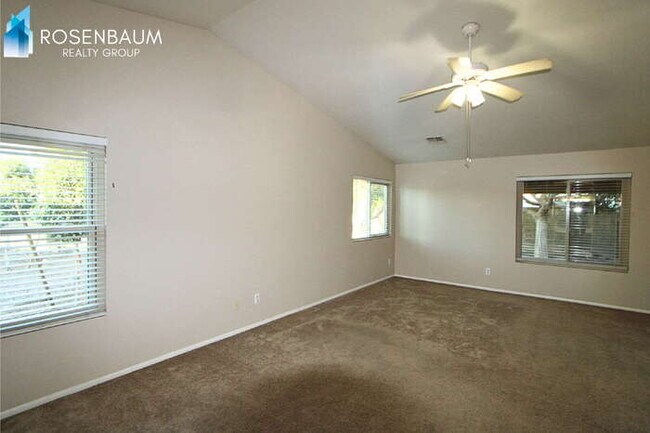 Building Photo - Gorgeous 4-bedrooms, 2-baths home with den in Peoria!
