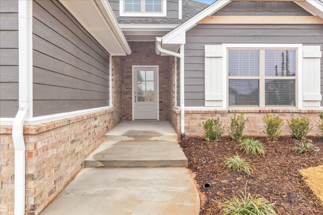 Building Photo - Spacious Edmond Home