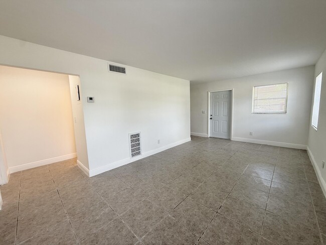 Building Photo - 906 Foresteria Dr