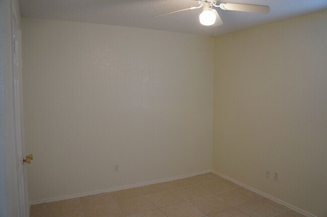 Building Photo - 8000 Summer Sun Dr