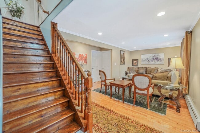 Building Photo - 6 Fairfields Ln