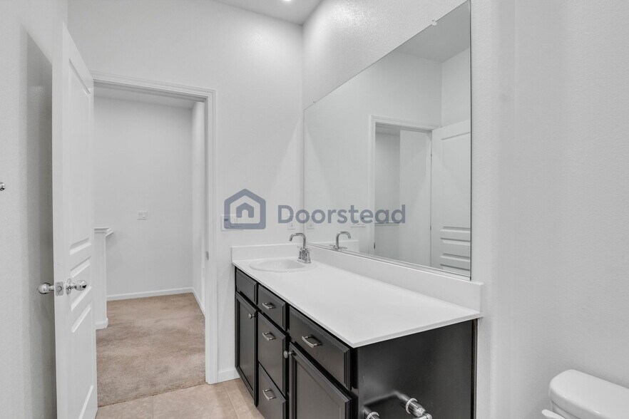 Building Photo - 25443 Parklane Dr