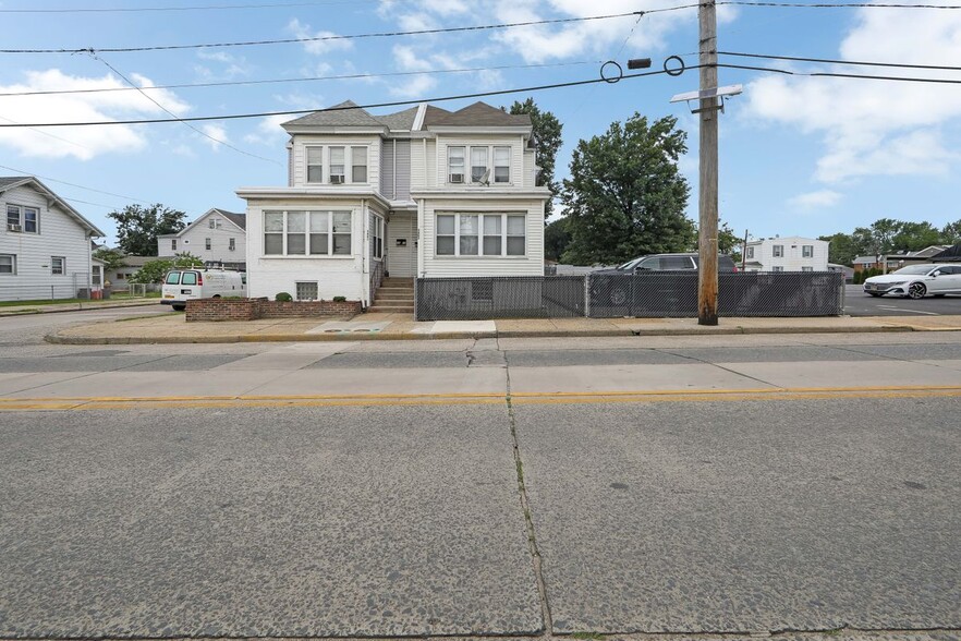 Building Photo - 3403 River Rd