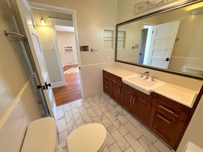 Building Photo - Charming 2 Bedroom 1 Bath home in desirabl...