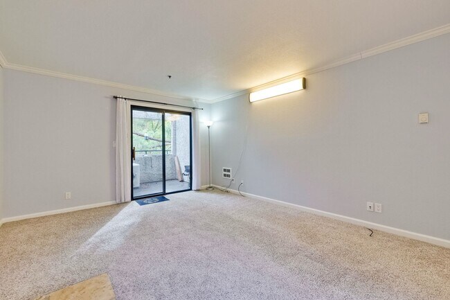 Building Photo - 1 Bed 1 Bath With Lots of Amenities!