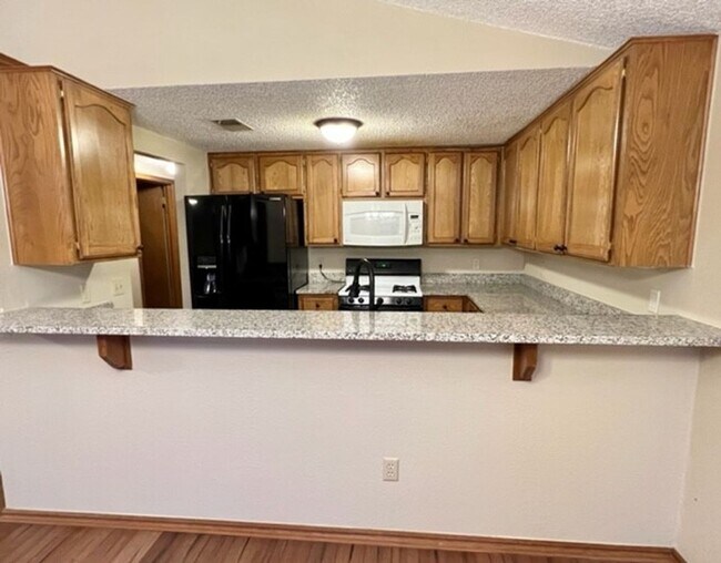 Building Photo - Updated 3-bed 2-bath 2-car in SW Moore