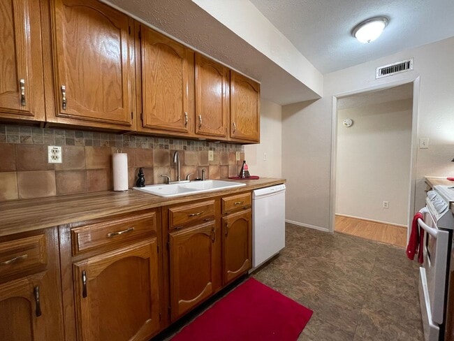 Building Photo - COMING SOON - SPACIOUS 3 BEDROOM 2 BATH BRICK HOME