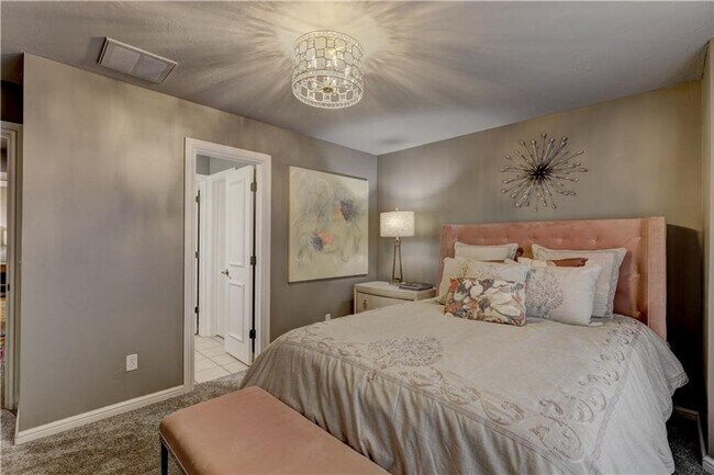 Building Photo - Luxury home in Oak Tree Park with a pool/tennis court/playground/walking trails - Edmond North Hi...