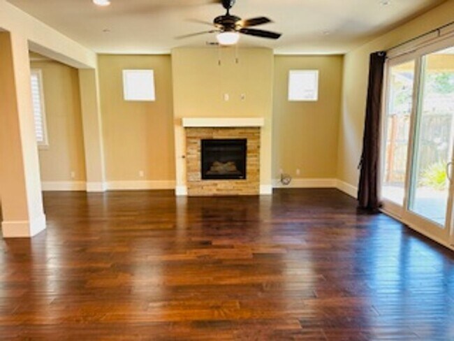 Building Photo - $2,695 Beautiful Barclay Square 4 Bed / Ha...