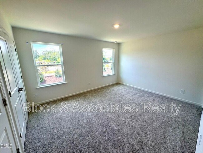 Building Photo - 2040 Oakdale Dr