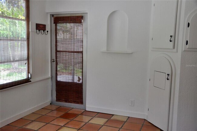 Building Photo - 1738 Santa Anna Dr