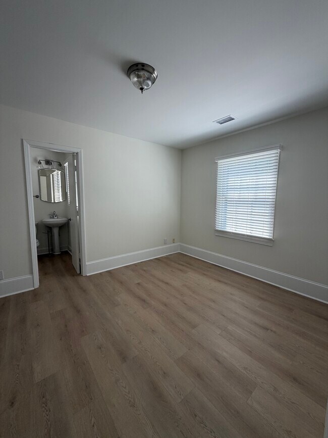 Building Photo - 305 12th Ave