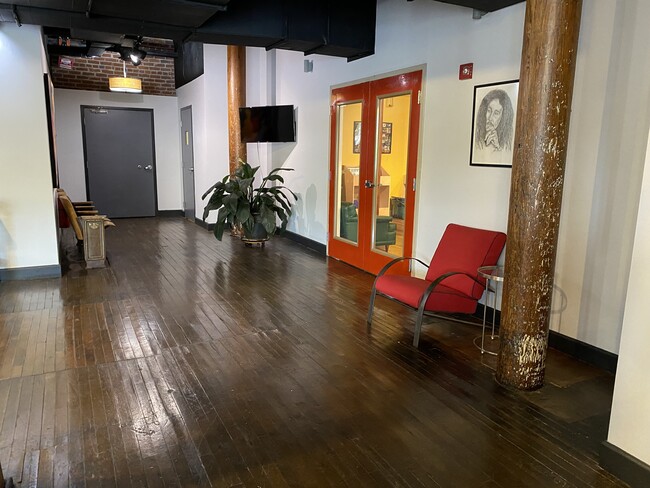 lobby - 901 Jefferson St