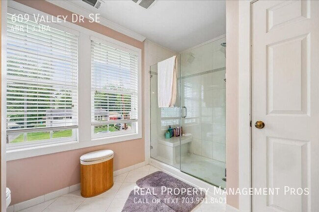 Building Photo - 609 Valley Dr SE