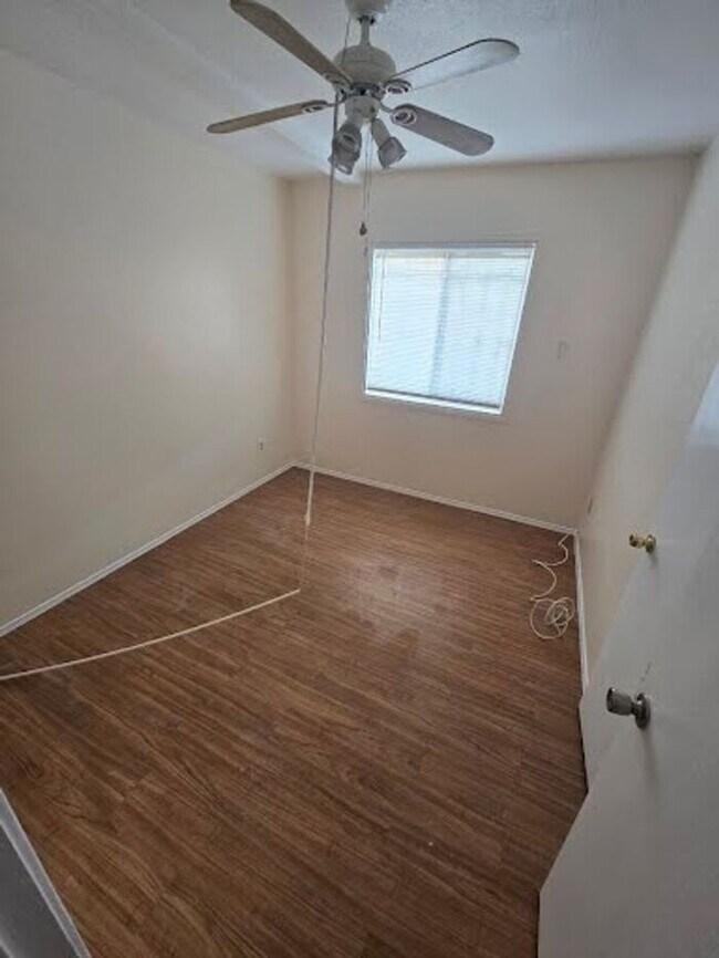 Building Photo - Spacious 4bd/2ba Featuring Central A/C and Large Private Yard