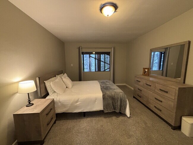 Building Photo - Beautiful, fully remodeled and furnished 1600+sf apartment ready to go!