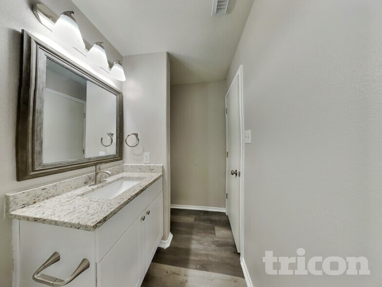 Building Photo - 5521 Rio Alamo St