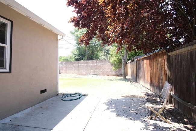 Building Photo - Charming 3-bedroom, 1-bathroom in Sacramento.