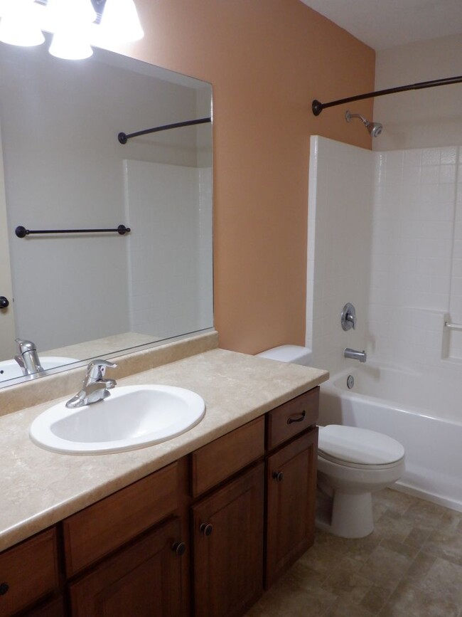 Building Photo - 3 bedroom 2.5 bathroom - Beautiful mountai...