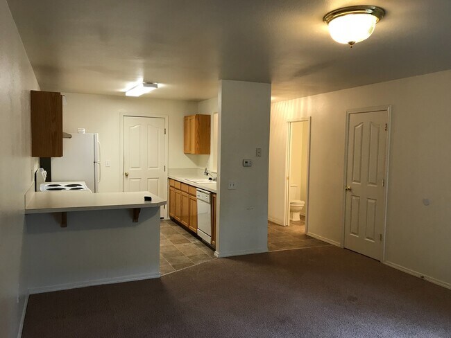 Building Photo - 1 car garage with 2 bedroom and 1.5 bathrooms, this townhome will not last long