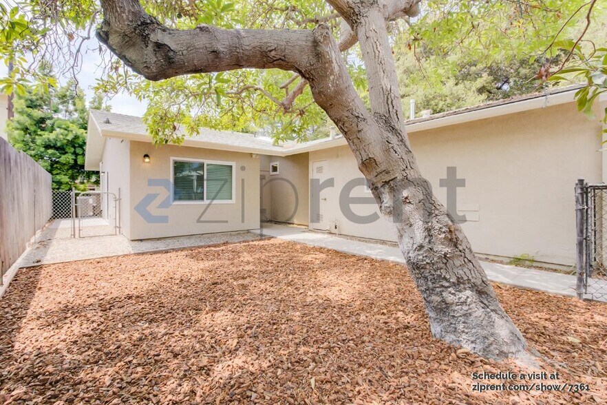 Building Photo - Unit D