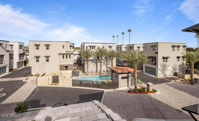 Building Photo - Amazing 2BR + Office Townhome in Old Town Scottsdale