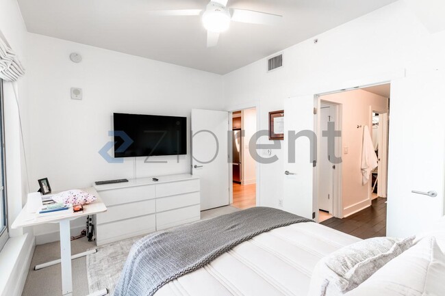 Building Photo - 603 Davis St