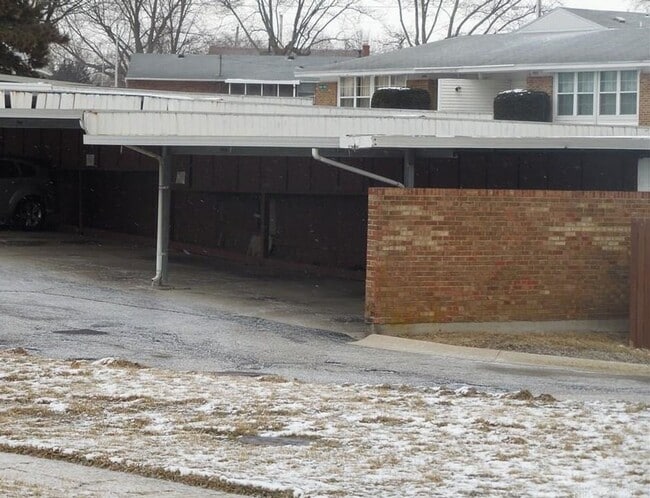 Building Photo - Renovated townhome! 3 beds, 2 baths, with ...