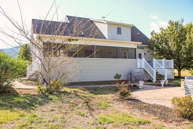 Building Photo - 3 bedroom Country Home on 4 acres