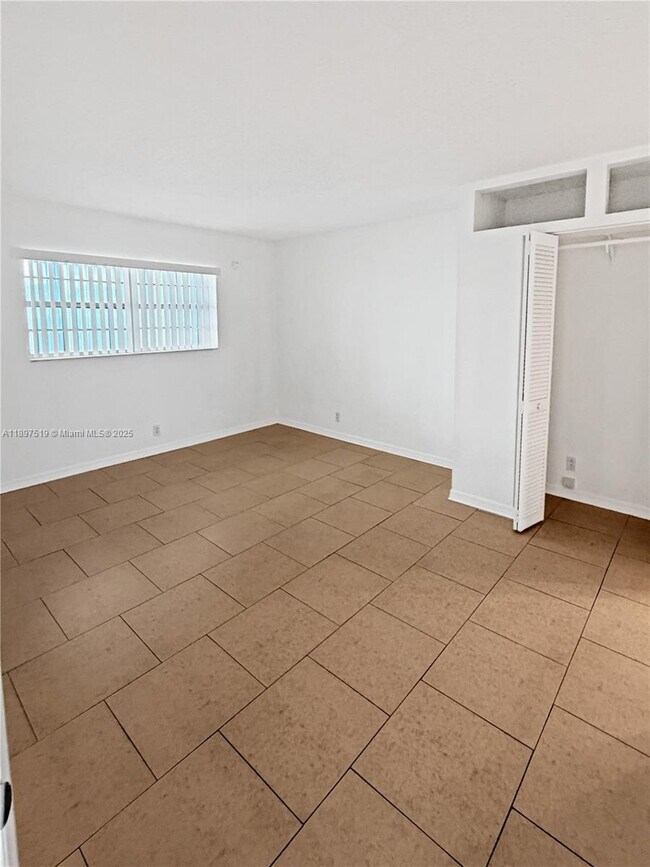 Building Photo - 7897 Golf Cir Dr