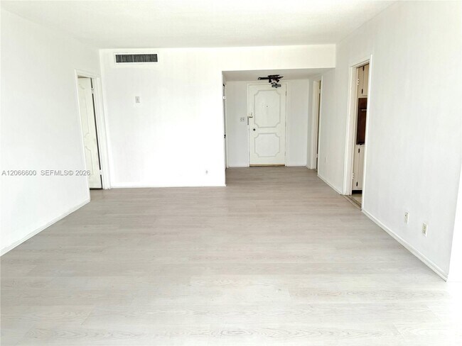 Building Photo - 900 Bay Dr
