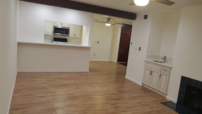 Breakfast counter - 5334 Lindley Ave
