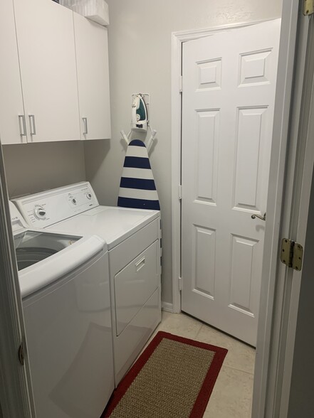 Building Photo - 9860 Costa Mesa Ln