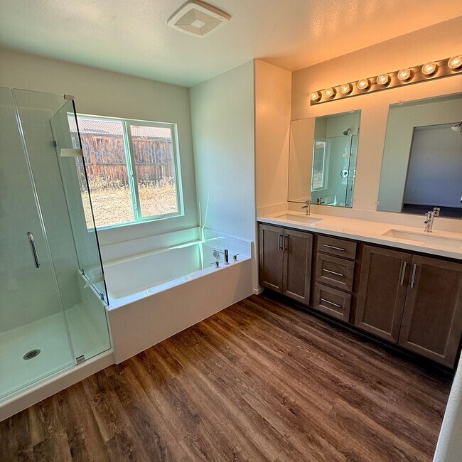 Building Photo - BRAND NEW 4 BEDROOM ADELANTO HOME