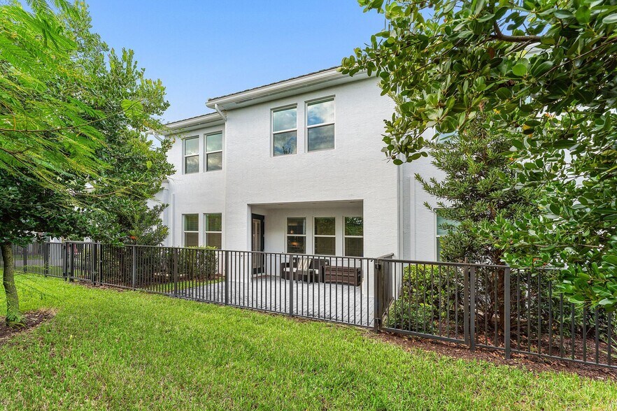 Building Photo - 16280 Oakview Dr