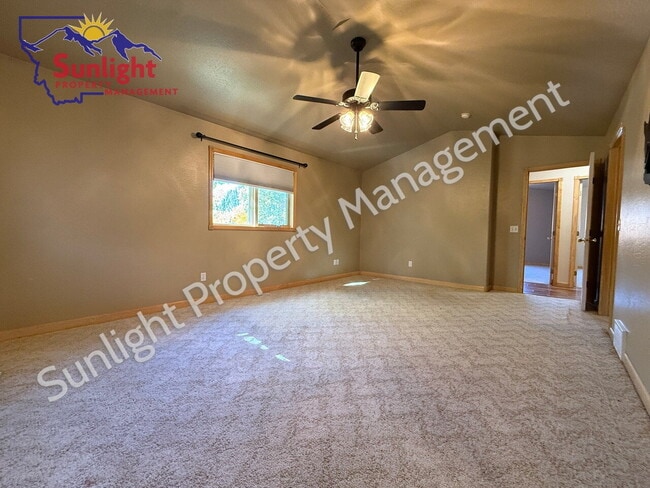 Building Photo - Spacious 5 Bed, 3 Bath Home with Triple Ga...