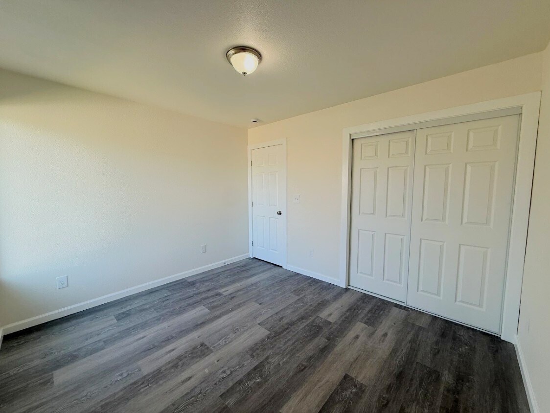 Building Photo - 1422 Lansing St