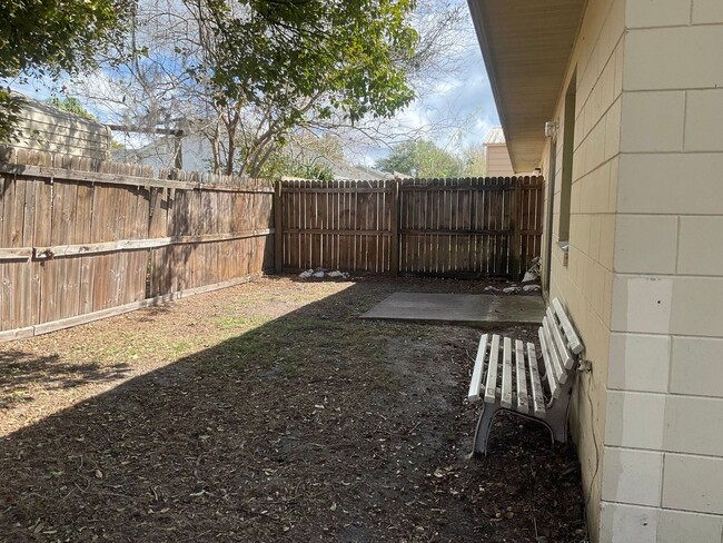 Building Photo - 2 bed 2 bath 1/2 duplex in Longwood!