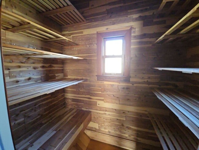 Building Photo - Distinctive Alton home offers charming living opportunity!