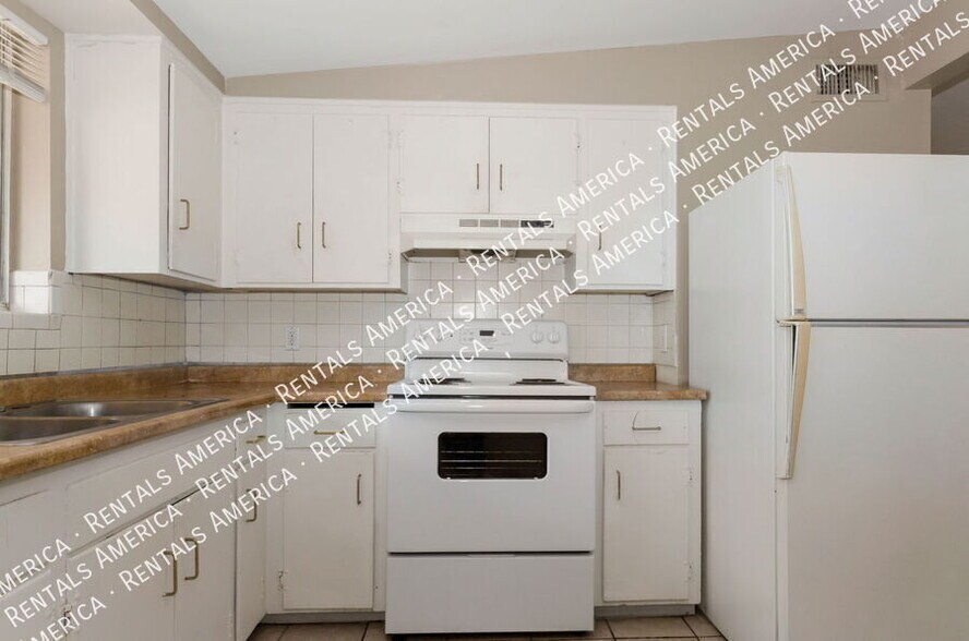 Building Photo - 404 E Yavapai Rd