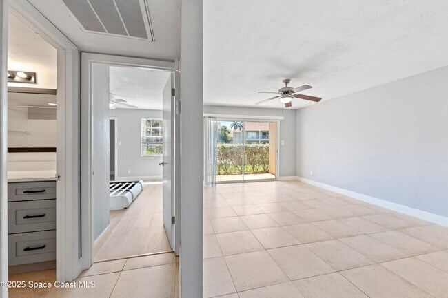 Building Photo - 1841 Island Club Dr
