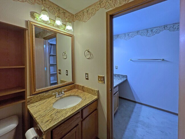 Building Photo - NE Tacoma - Large 3 bedroom 2.5 bathroom w...