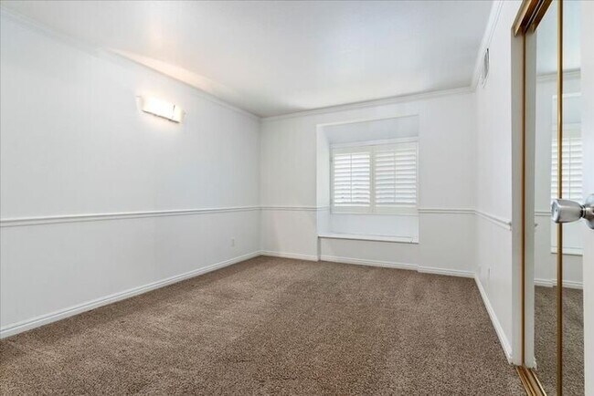 Building Photo - FOOTHILL 3 bed 2 bath Condo with Pool